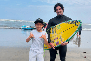 (Vídeo) Garoto peruano chora ao encontrar Gabriel Medina: “Meu ídolo”
