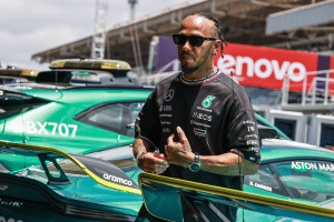 Chefão da Ferrari abre o jogo sobre negociação com Lewis Hamilton para F1 2025