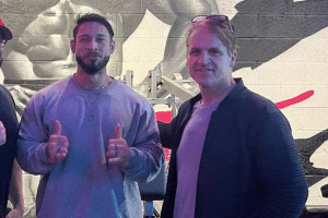 Coach de Ramon Dino, Chris Aceto compra briga com fãs brasileiros nas redes sociais