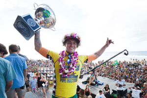 Há exatos 10 anos, Gabriel Medina fazia história e era campeão mundial pela primeira vez