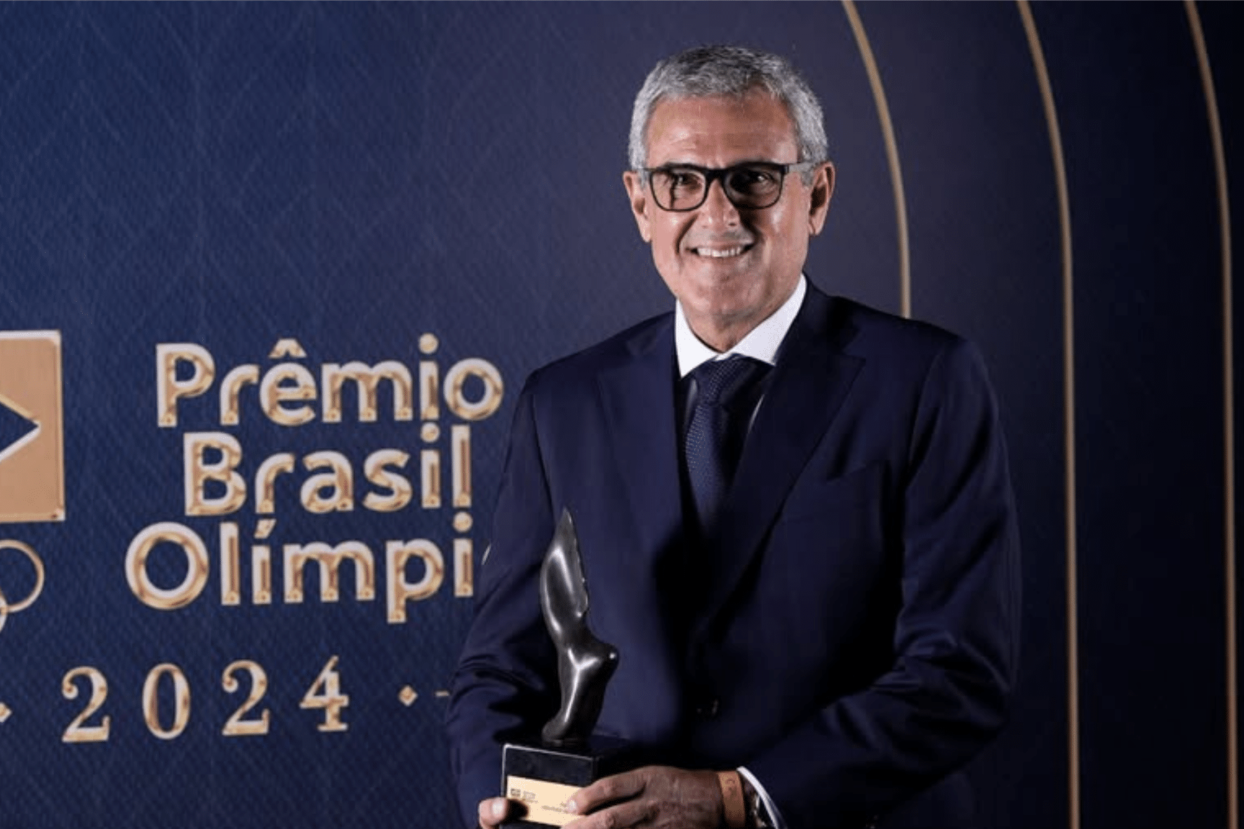 Zé Roberto recebe prêmio e abre o jogo sobre possível aposentadoria e saída da Seleção