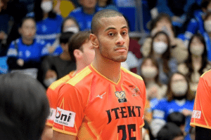 Retorno ao Brasil? Futuro de Lucarelli vira assunto no Japão