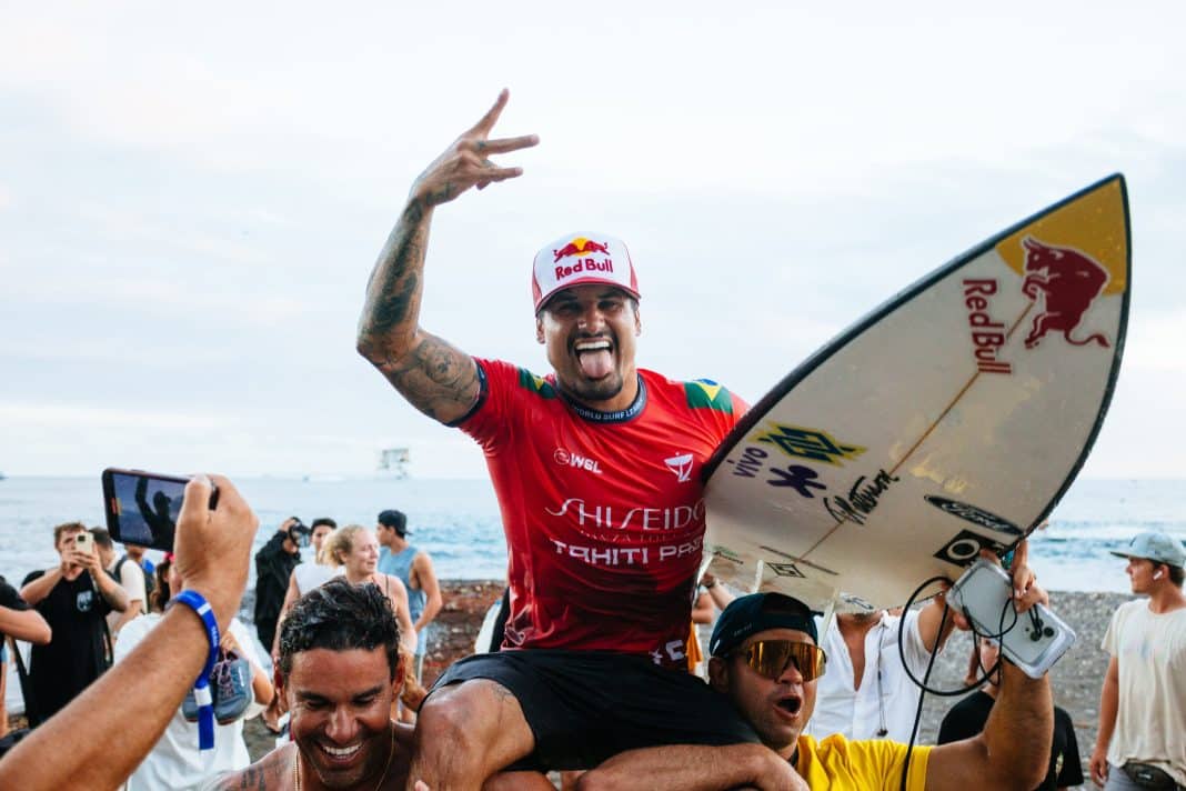 Italo Ferreira é campeão em Abu Dhabi e quebra protocolo para repetir Medina