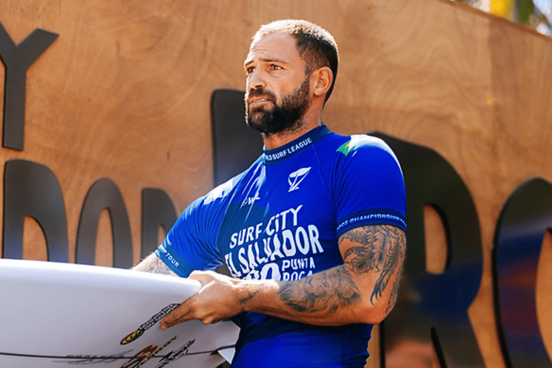 Alejo Muniz perde bateria polêmica e WSL é detonada: “Absurdo! Juízes fracos, tendenciosos”