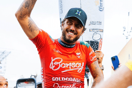 Filipe Toledo é campeão contra Julian Wilson e consegue feito inédito para o Brasil