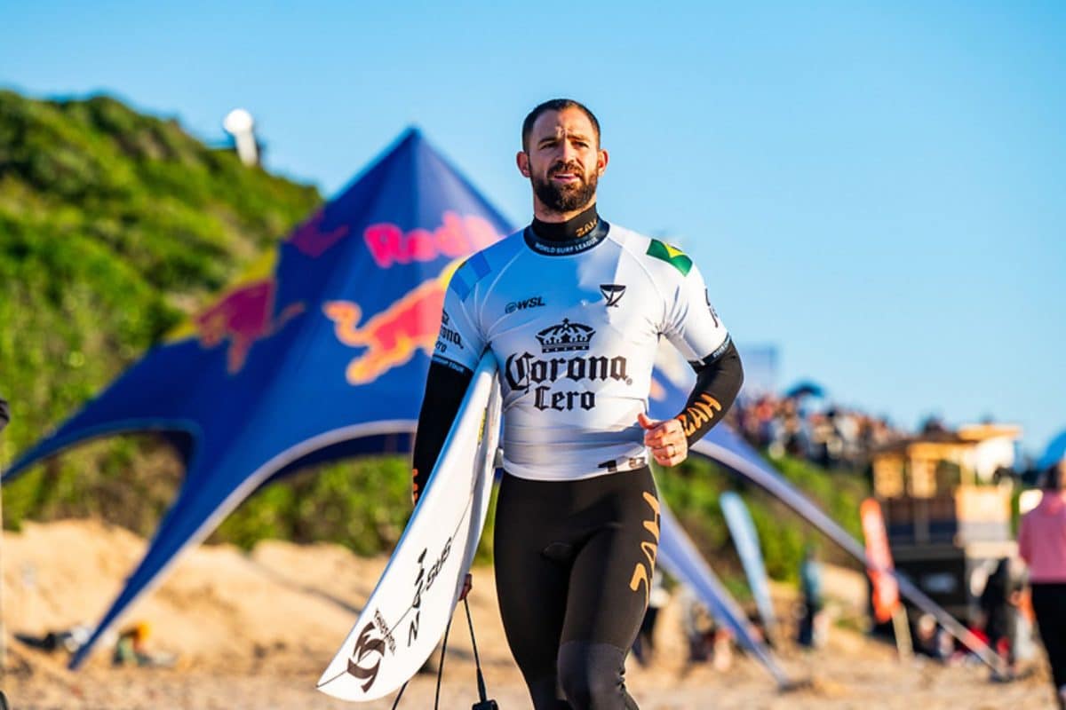 Lesão preocupa em Jeffreys Bay: brasileiro sente dor aguda e vira dúvida para Teahupo’o