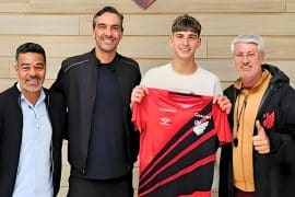 Filho de Giba foge dos passos do pai, vira jogador de futebol e vai jogar em campeão do Brasileirão Filho de Giba foge dos passos do pai, vira jogador de futebol e vai jogar em campeão do Brasileirão