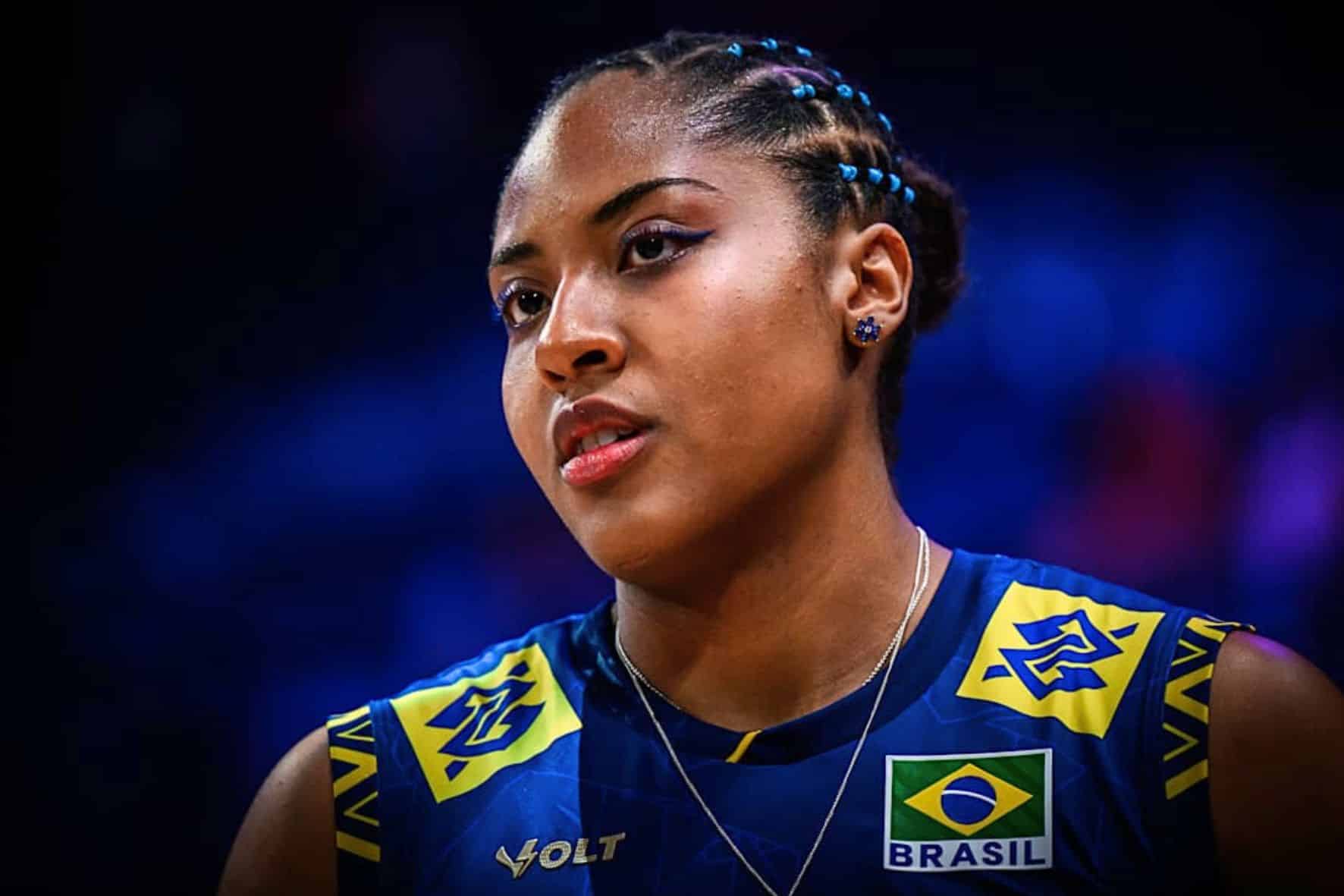 (Vídeo) Brasil vence na VNL, mas Ana Cristina sai carregada e preocupa em cadeira de rodas