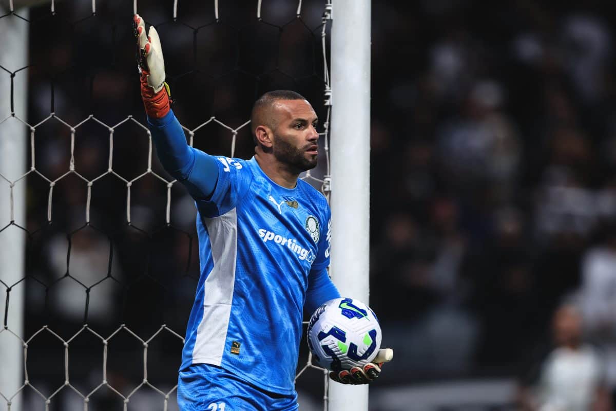 WEVERTON SUBINDO NO RANKING! Os 12 maiores pegadores de pênaltis do mundo na história e na atualidade (2025)