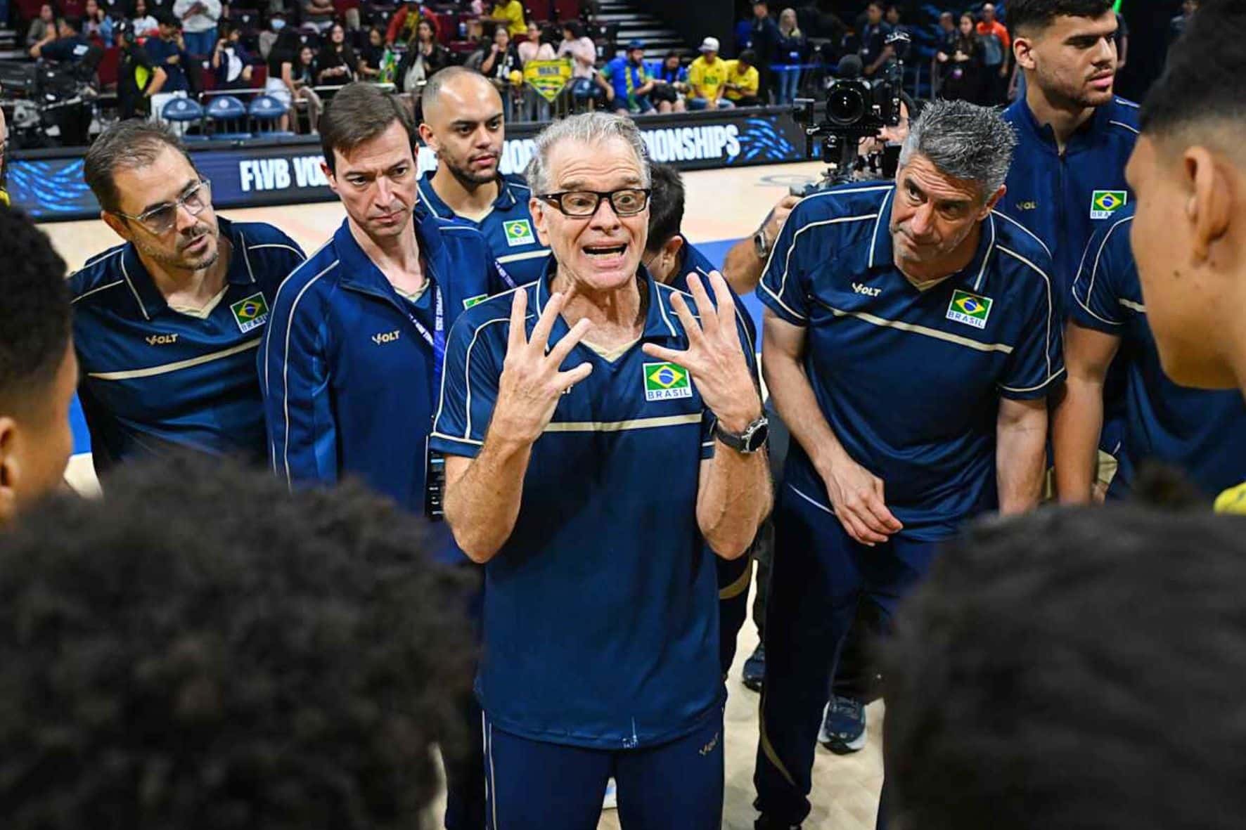 Improvisado por Bernardinho e sem espaço no Mundial, jogador desabafa: “Decepção e angústia”