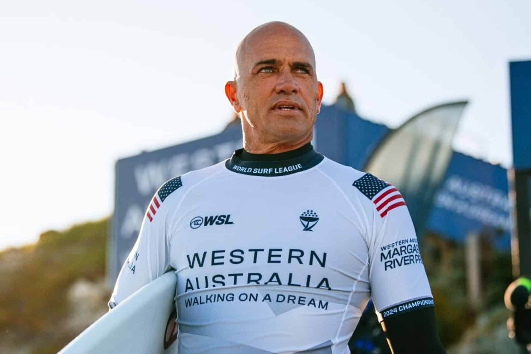 Kelly Slater divulga imagem assustadora de sua coluna e revela problemas de saúde