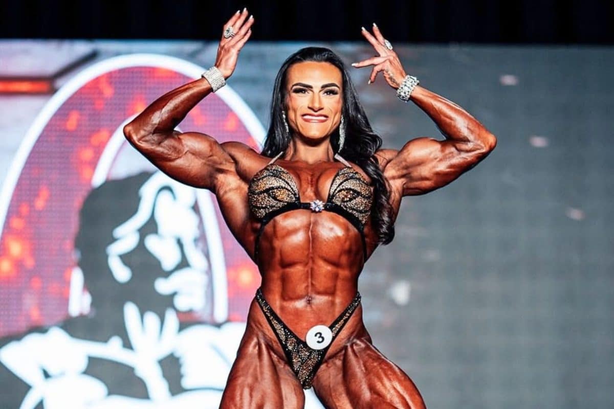 BRASIL CAMPEÃO! Natália Coelho recupera título da Women’s Physique e derruba tetracampeã no Mr. Olympia 2025