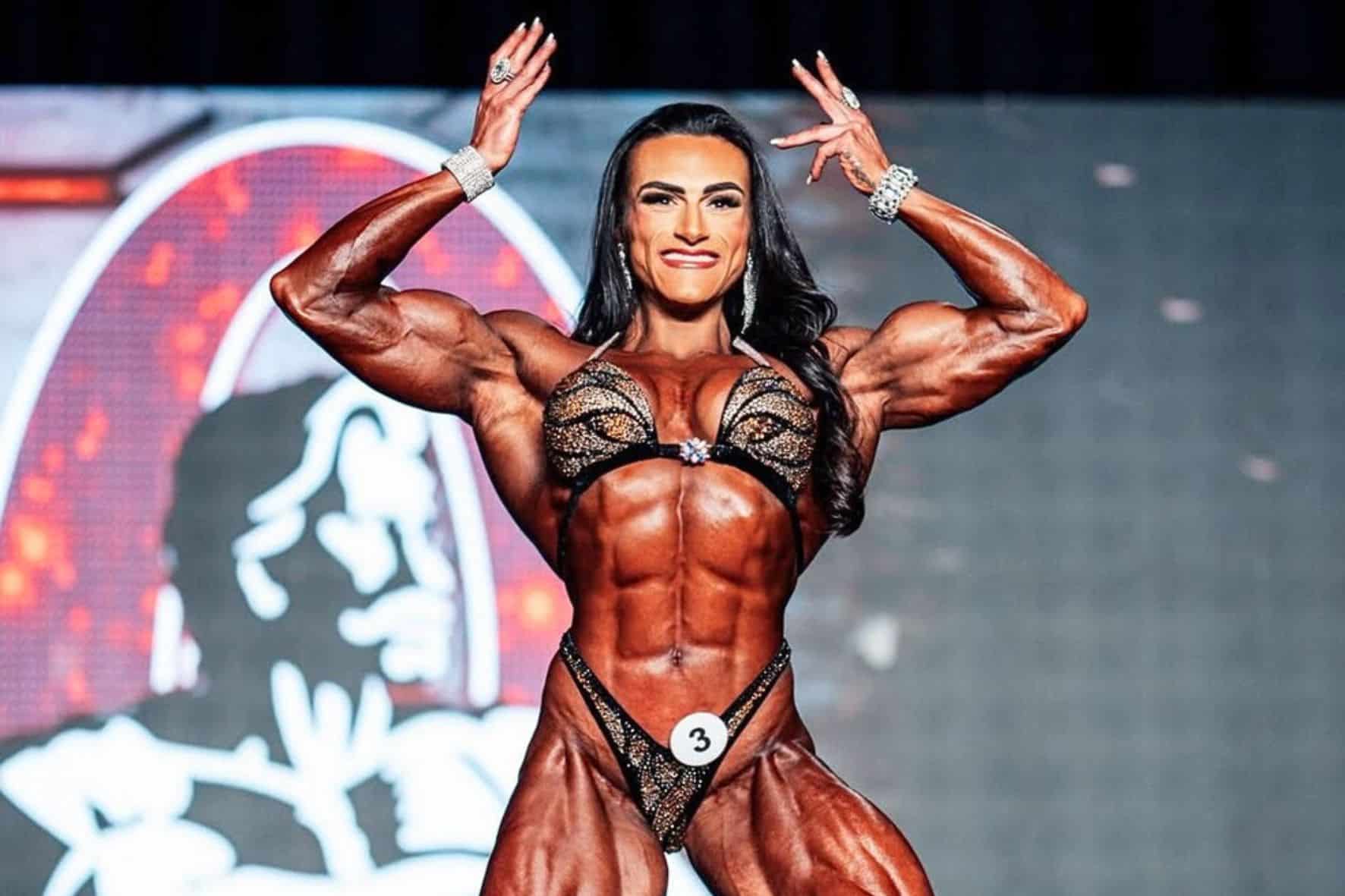 BRASIL CAMPEÃO! Natália Coelho recupera título da Women’s Physique e derruba tetracampeã no Mr. Olympia 2025