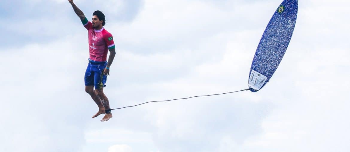 Foto hist&oacute;rica de Gabriel Medina em Teahupo&rsquo;o &eacute; eternizada entre as rel&iacute;quias das Olimp&iacute;adas