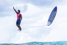 Foto hist&oacute;rica de Gabriel Medina em Teahupo&rsquo;o &eacute; eternizada entre as rel&iacute;quias das Olimp&iacute;adas