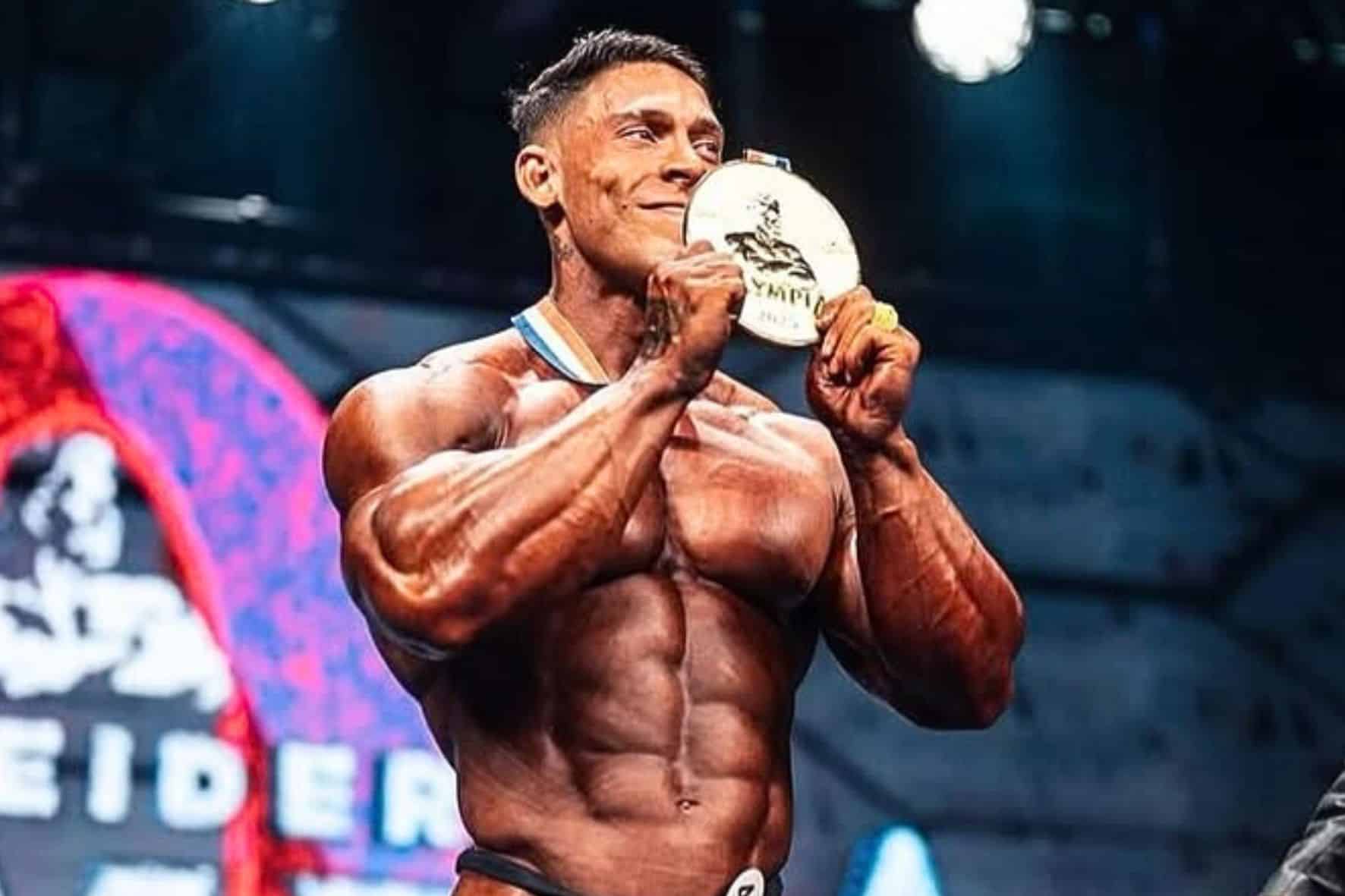 HISTÓRICO! Ramon Dino atropela rivais e é o primeiro brasileiro campeão do Mr. Olympia