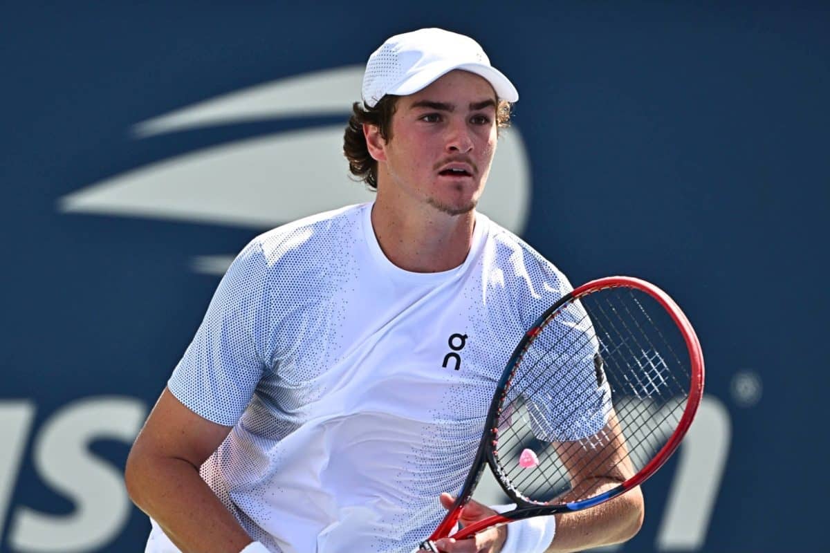 João Fonseca atropela, faz adversário desistir e atinge recorde na carreira