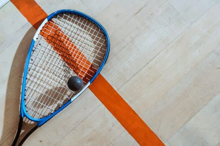 Bola e raquete, os dois principais equipamentos do squash