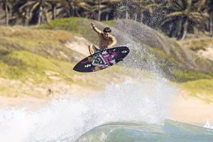 Recuperado? Italo Ferreira aparece “voando” após lesão