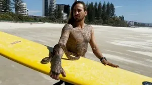 Brasileiro surfa com cobra na Austrália e atitude gera problema