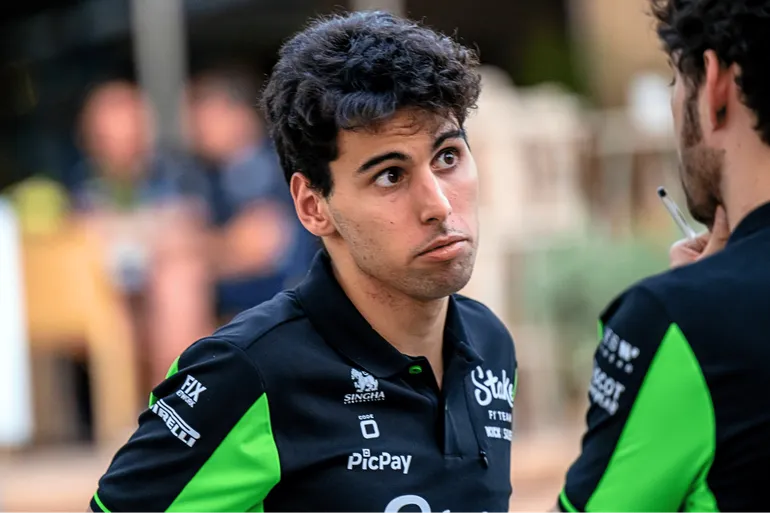 Gabriel Bortoleto solta riso irônico ao ser questionado sobre a evolução da Sauber na F1