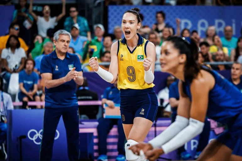 Roberta defendendo a Seleção Brasileira (Volleyball World)