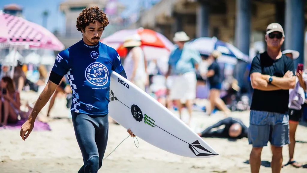 Quem é Yago Dora, surfista que se tornou o 5º campeão mundial brasileiro da WSL? ([auto_last_update format="Y" before=""])
