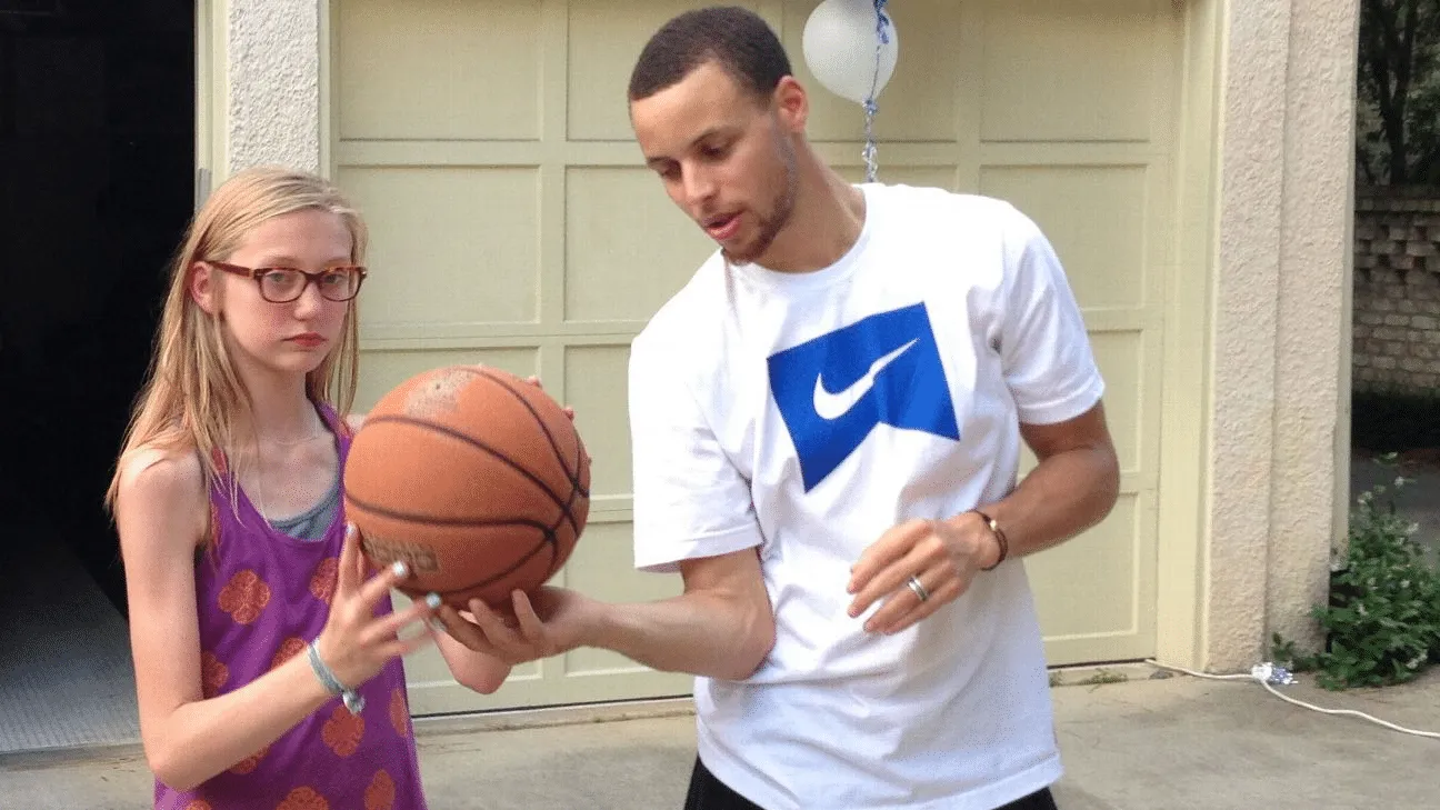 Cameron Brink com Curry