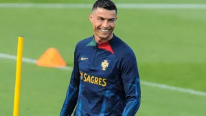 Cristiano Ronaldo parabeniza surfista por classificação ao circuito mundial