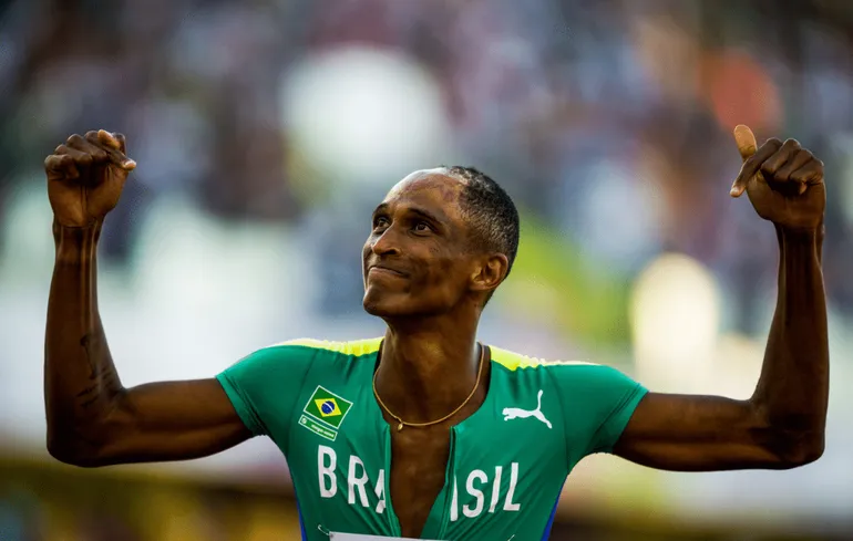 Alison dos Santos tropeça na barreira e perde pódio