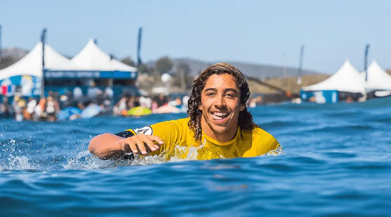 Quem é Yago Dora, surfista que se tornou o 5º campeão mundial brasileiro da WSL? ([auto_last_update format="Y" before=""])