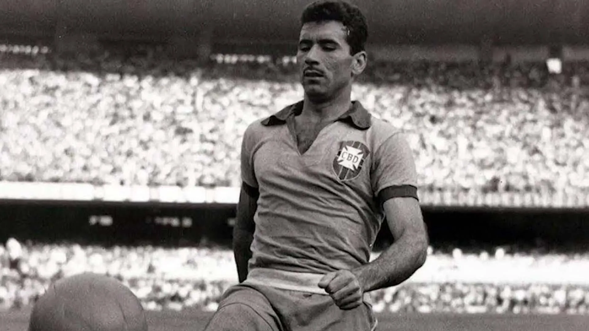 melhor lateral esquerdo do mundo nilton santos