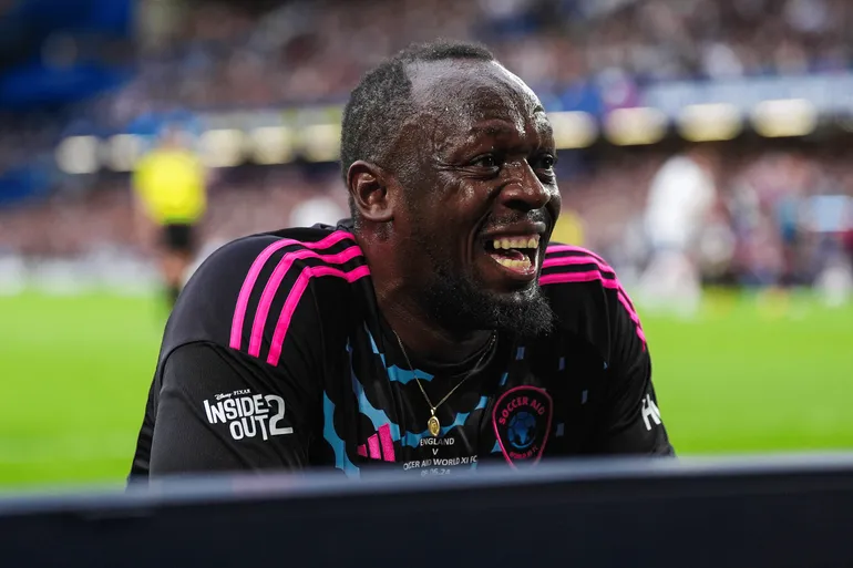 Usain Bolt joga pela UNICEF 2024 em Stamford Bridge, Londres. (IconSport)