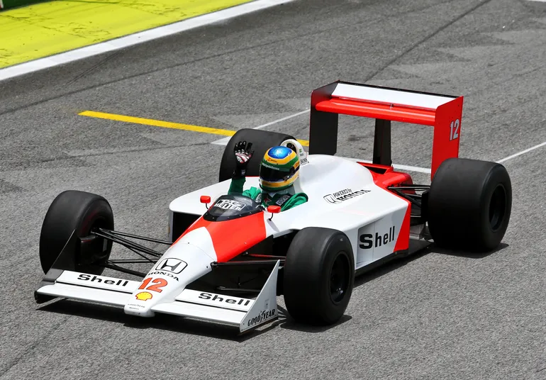 URGENTE! É revelado o piloto que vai guiar a McLaren de Ayrton Senna em Interlagos