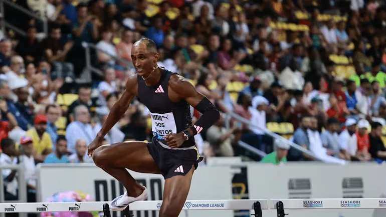 Alison dos Santos conquista ouro na Diamond League em Paris
