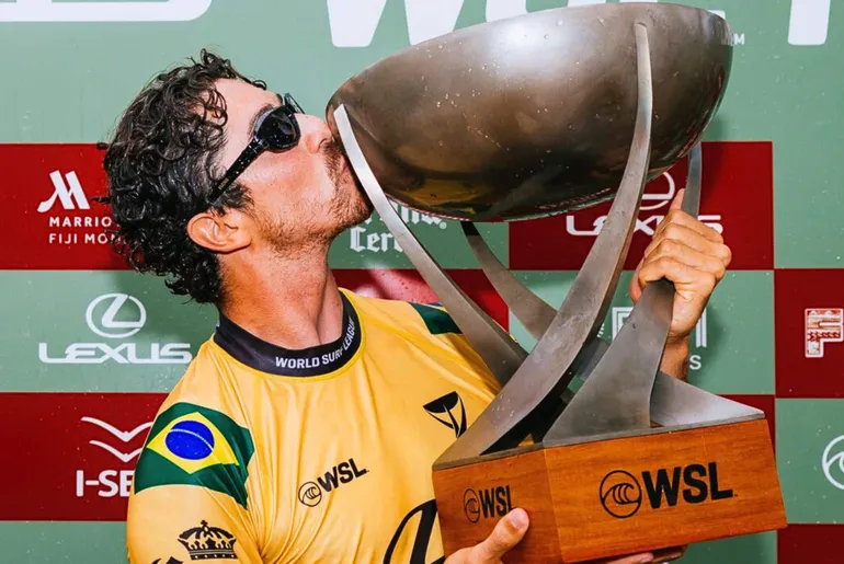 30 mil dólares? Descubra se Yago Dora precisou pagar pelo troféu de campeão mundial da WSL
