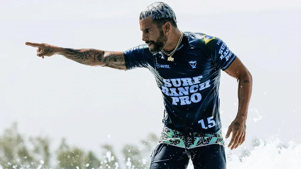 Italo Ferreira demonstra otimismo ap&oacute;s primeiro dia em Saquarema: &ldquo;Seguir escalando&rdquo;