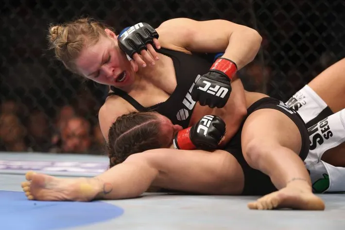 Ronda Rousey e Liz Carmouche no UFC