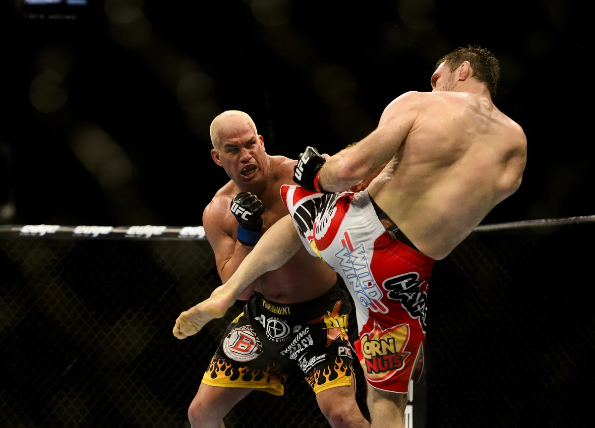 Tito Ortiz (luva azul) enfrentando Forrest Griffin durante luta dos meio-pesados ​​no UFC 148 (Iconsport)