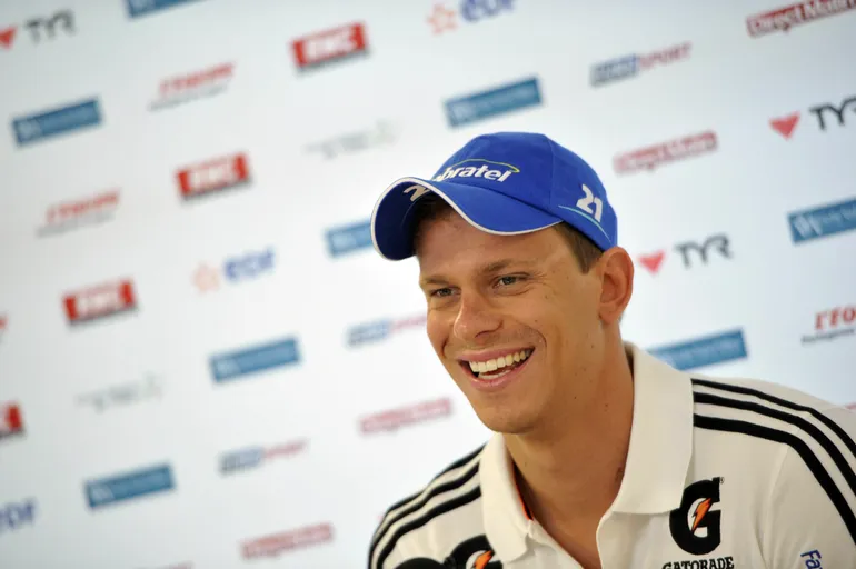 (Vídeo) Campeão olímpico, César Cielo ensina como fazer bolha de argola na água