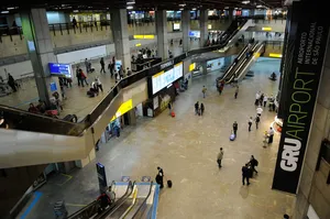 PERTO DOS ÍDOLOS! Fãs da F1 passam madrugada em aeroporto para chegada de pilotos