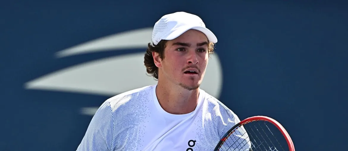 João Fonseca atropela, faz adversário desistir e atinge recorde na carreira