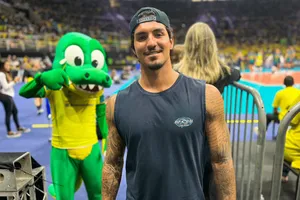 Gabriel Medina assiste vitória do Brasil e faz promessa para o próximo jogo
