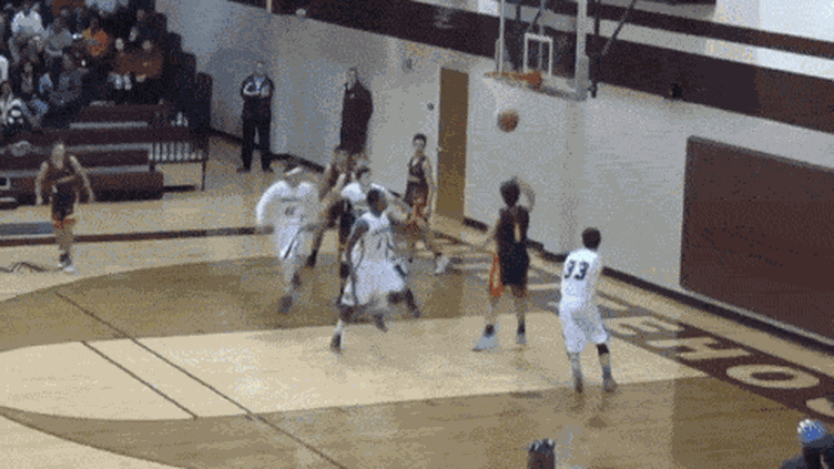 Patrick Mahomes jogando basquete