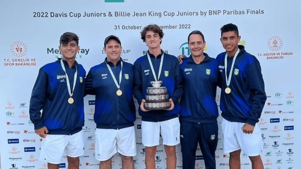 João Fonseca com a taça da Copa Davis juvenil