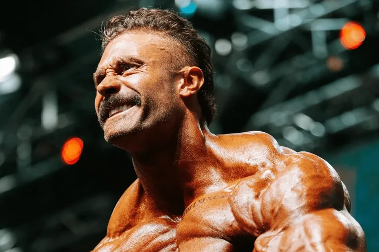 (V&iacute;deo) &Iacute;DOLO! F&atilde;s cercam Cbum na sa&iacute;da do Praga Pro 2024 e rea&ccedil;&atilde;o do superastro surpreende