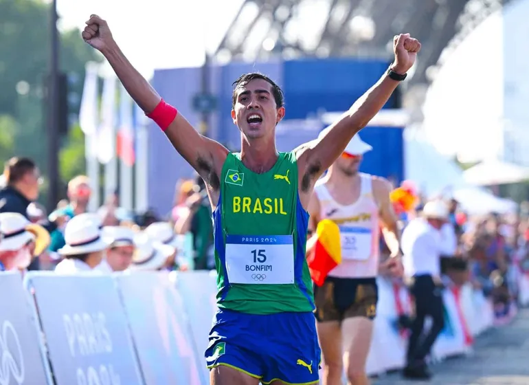 [Exclusiva] Caio Bonfim: de promessa no futebol a medalhista em Paris 2024 na marcha atlética
