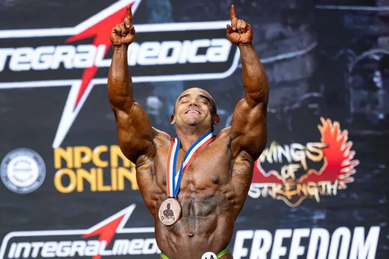 Vitor Porto faz hist&oacute;ria com in&eacute;dito top 5 no Mr. Olympia 2024: &ldquo;Foi surreal&rdquo;