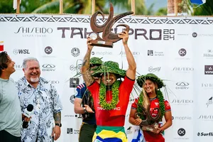 Italo Ferreira se emociona com título em Teahupo’o e revela inspiração