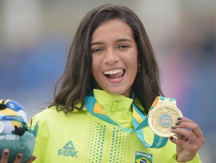 Garantida nas Olimpíadas, Rayssa Leal brilha fora das pistas e atitude solidária repercute